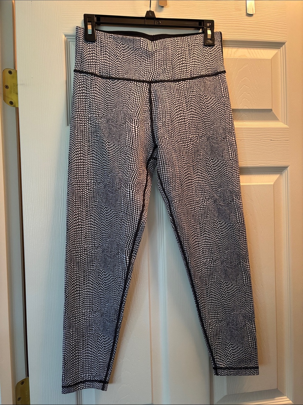 EUC Sweaty Betty Black and White Patterned Leggings 7/8 length